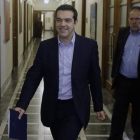 Tsipras, a su llegada al Parlamento griego para una reunión interna de Syriza, este martes en Atenas.-Foto:   AP / THANASSIS STAVRAKIS