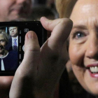 Hillary Clinton posa para una de sus seguidoras en un acto de campaña en Pittsburgh.-REUTERS / BRIAN SNYDER