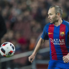 Iniesta controla el balón en el Camp Nou.-JORDI COTRINA