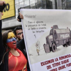 Manifestantes protestan contra el Gobierno colombiano, este miércoles, durante la manifestación de la huelga general, en Bogotá.-GUILLERMO LEGARIA (GETTY IMAGES)