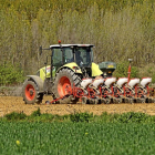 Un agricultor realiza tareas con el tractor-Brágimo