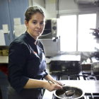 Elena Lucas en el restaurante La Lobita, en Navaleno, con estrella Michelín.-V. GUISANDE