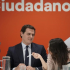 Albert Rivera, entre José Manuel Villegas e Inés Arrimadas, en la reunión de la ejecutiva, este lunes-JOSÉ LUIS ROCA