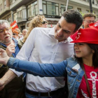 Pedro Sánchez se fotografía con una simpatizante en la manifestación del 1 de Mayo en Valencia.-MIGUEL LORENZO
