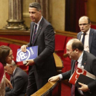 Xavier García Albiol, en el centro, este martes en el Parlament.-JULIO CARBÓ