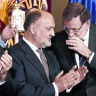 Rajoy habla con el presidente del Constitucional, Francisco Pérez de los Cobos.-JUAN MANUEL PRATS