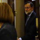 El presidente del Gobierno, Mariano Rajoy, y la ministra de Defensa, María Dolores de Cospedal, en los pasillos del Congreso.-AGUSTIN CATALAN