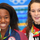 Simone Manuel junto a la canadiense Penny Oleksiak, con la que compartieron el oro en 100 metros libres.-EFE / DEAN LEWINS
