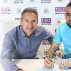 Txiki Begiristain y Nicolás Otamendi, durante la firma del defensa como nuevo jugador del Manchester City.-Foto: MCFC