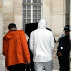 Karim Benzema y su abogado(iz), entran en la comisaría francesa donde fue detenido-