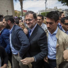 El presidente del Gobierno en funciones, Mariano Rajoy, increpado a su llegada al municipio valenciano de Alfafar.-MIGUEL LORENZO