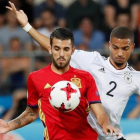 Dani Ceballos, presionado por Jeremy Toljan.-REUTERS / ANDRZEJ IWANCZUK
