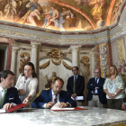 Rey y Suárez Quiñones en la firma del convenio de escombreras-VALENTÍN GUISANDE