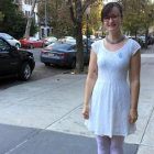 Lucy Bonner, votante de Clinton, vestida de blanco antes de acudir a su clegio electoral de Brooklyn, en Nueva York.-AP / BETH J. HARPAZ