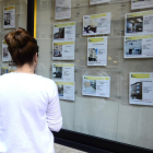 Una mujer revisa las ofertas inmobiliarias.-Valentín Guisande