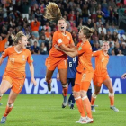 La azulgrana Lieke Martens celebra el martes su gol marcado de penalti en el minuto 90.-EFE / EDDY LEMAISTRE