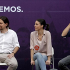 Pablo Iglesias, Irene Montero e Íñigo Errejón en el mítin "Madrid se levante", en la plaza del Museo Reina Sofía.-JOSE LUIS ROCA