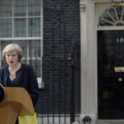 Theresa May habla ante la prensa en su primer discurso en el exterior del 10 de Downing Street como nueva 'premier' británica.-AFP / OLI SCARFF