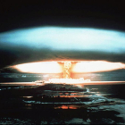 Bomba nuclear detonada en el atolón de Mururoa, en la Polinesia francesa, en 1971.-AP