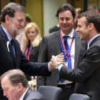 Mariano Rajoy saluda al presidente de Francia, Emmanuel Macron, al inicio del Consejo Europeo, este jueves en Bruselas.-/ GEERT VANDEN WIJNGAERT (AP / GEERT VANDEN WIJNGAERT)