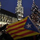 Partidarios de la independencia desplazados a Bruselas, se fotografían en el centro de la capital.-EMMANUEL DUNAND (AFP)