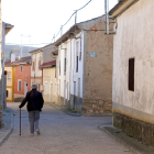 Una mujer camina por la calle de un pueblo de Valladolid.-ICAL