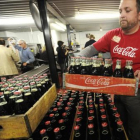 Trasiego de botellas de coca-cola en una embotelladora.-ARCHIVO / AP