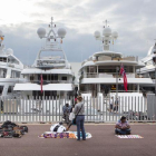 Barcos de lujo y manteros en el Port Vell de Barcelona.-ARCHIVO / FERRAN NADEU