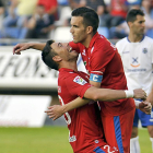 Julio Álvarez y Sergi Enrich se abrazan tras uno de los tres goles que anotó ayer el Numancia.-Diego Mayor