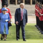 Donald Trump y la reina Isabel II en su paseo frente a la Guardia de Honor.  /-WPA POOL