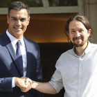El presidente del Gobierno, Pedro Sanchez, y el secretario general de Podemos, Pablo Iglesias, en el Palacio de la Moncloa.-DAVID CASTRO