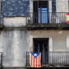 Una estelada y una bandera de España, en balcones de Barcelona.-REUTERS / GONZALO FUENTES