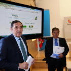 El consejero de Sanidad Antonio Sáez con el gerente de Sacyl Rafael López  en la presentación del portal.-ICAL
