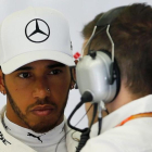 Lewis Hamilton, en el box de Mercedes en Baréin.-/ REUTERS / HAMAD I MOHAMMED