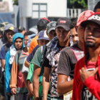 Migrantes hondureños que decidieron acogerse a la tarjeta humanitaria para establecerse de manera legal en territorio mexicano.-EFE Luis Villalobos