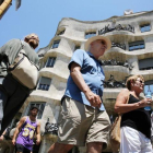 El sector turístico contribuyó a mejorar el crecimiento económico en el 2018. En la foto, turistas ante la Pedrera de Barcelona.-RICARD CUGAT