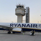 Ryanair amenaza con cerrar la base del aeropuerto de Gerona.-JOSEP GARCIA