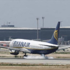 Un avión de Ryanair aterrizando en El Prat.-JOSEP GARCÍA