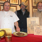 Los hermanos Monzón,Ramón, Jesús y Javier, posan en su restaurante con algunos de sus productos.-