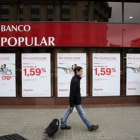 Oficina del Banco Popular en el paseo de Gràcia con publicidad de créditos.-FERRAN NADEU