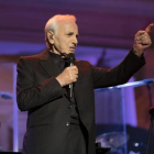 Aznavour, durante una actuación en Barcelona-JOSEP GARCIA