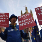 Un manifestante a favor de la UE pide una nueva votación sobre el brexit.-EFE / ANDY RAIN