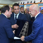 El consejero delegado de ENI, Claudio Descalzi, también implicado en la trama, en un acto con el presidente de Egipto.-EL PERIÓDICO