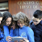 Escolares sorianos consultan una tablet durante una práctica en inglés realizada en las calles de Almazán a mediados de marzo. / VALENTÍN GUISANDE-