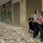 Varias personas en la calle de Galicia de Lorca  una de las afectadas por el terremoto de 5 2 grados que sacudió Murcia, el 11 de mayo del 2011.-EFE / SRAEL SANCHEZ
