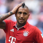 Arturo Vidal se lamenta en un partido del Bayern.-AFP / CHRISTOF STACHE