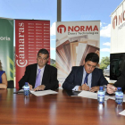 Nuria Sánchez, Alberto Santamaría, Carlos Martínez y Domingo Barca, en la firma del convenio.-V. G.