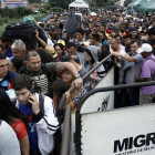 Colas de personas que intentan cruzar la frontera desde Venezuela hacia Colombia, a través del puente internacional Simón Bolívar, en Cúcuta (Colombia), el 13 de febrero.-REUTERS / CARLOS EDUARDO RAMIREZ