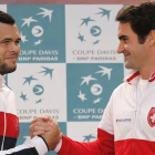 Roger Federer (derecha) y Jo-Wilfried Tsonga se saludan en la presentación de la Copa Davis, en Lille.-AGENCIAS