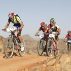 El exciclista profesional Fran Pérez, al frente del pelotón, durante la Titan Desert 2015.-/ TITAN DESERT